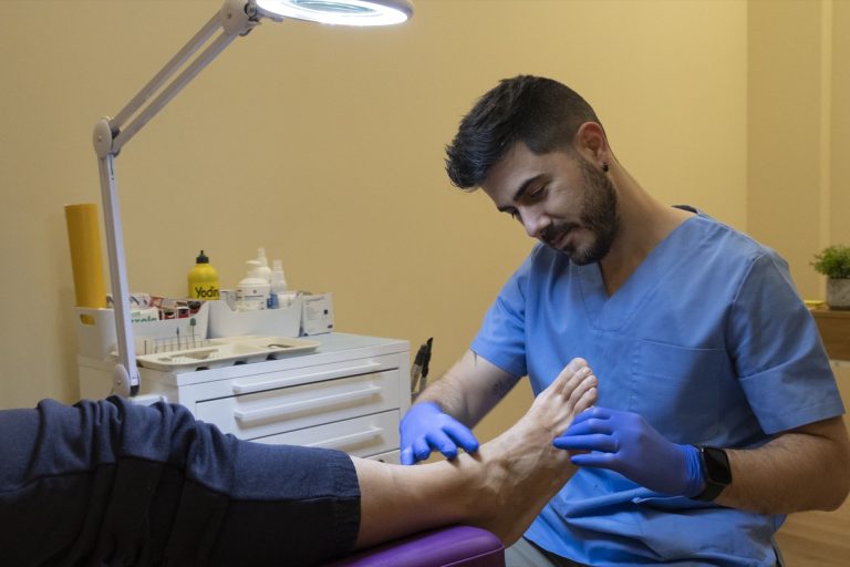 Enrique Salinas, podólogo, tratando a un paciente en Clínica Lebén en Paterna