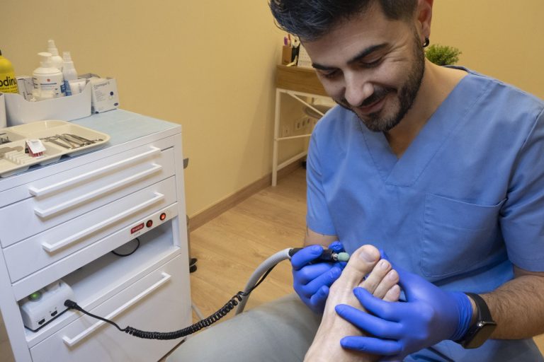 Enrique Salinas, podólogo, tratando un pie con micromotor en Clínica Lebén