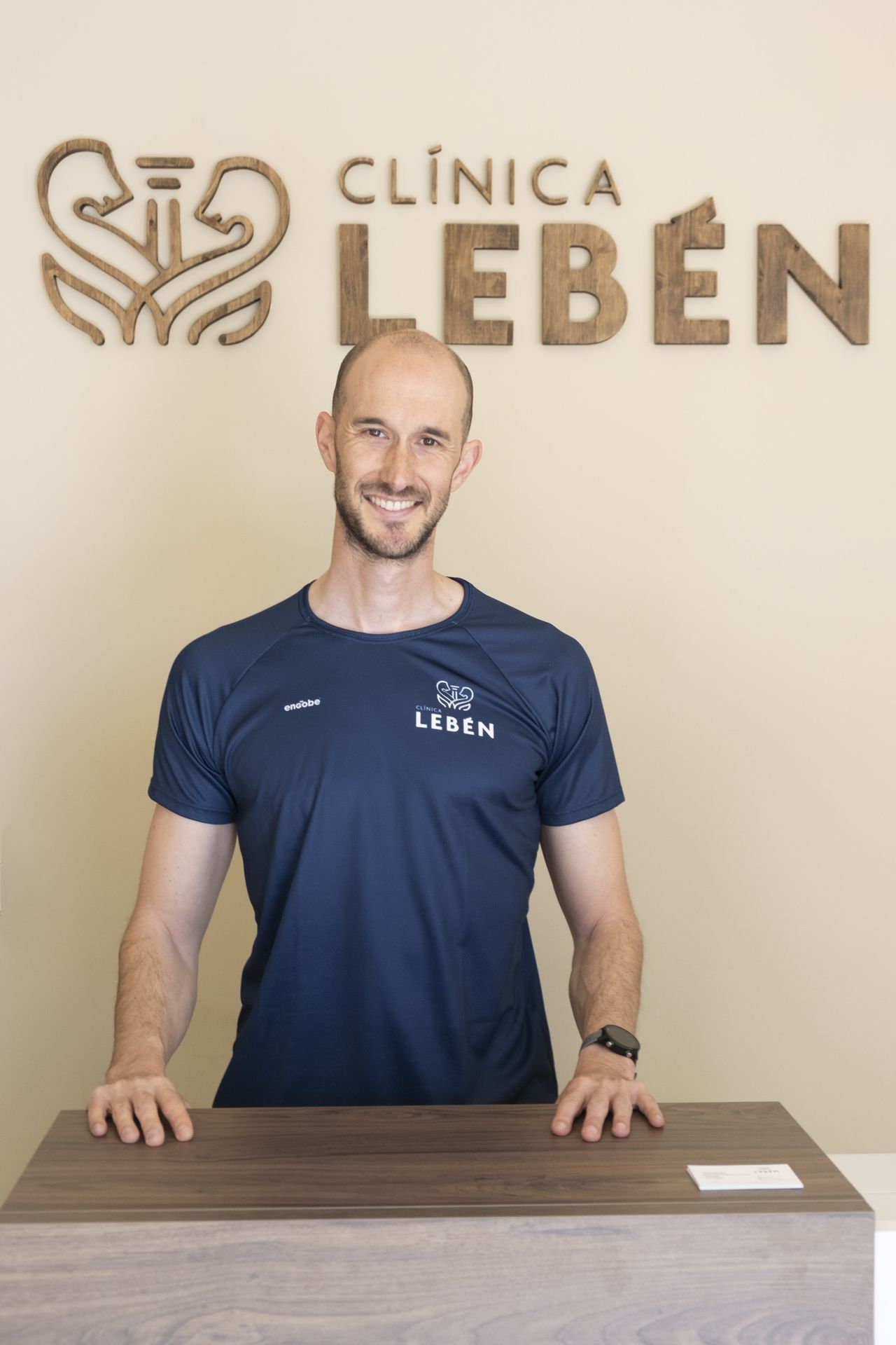 Miguel Górriz, nutricionista deportivo de Clínica Lebén, en la recepción de la clínica en Paterna